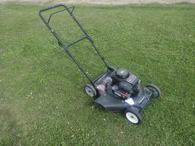 Tondeuse a gazon MURRAY 148cc  21'' de coupe en tres bonne condi