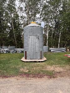 Grain Bin Outhouse - Photo 2