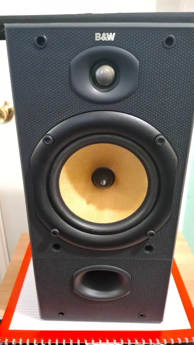 B&W  1 Bookshelf and 1 center speaker