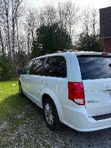 Dodge Grand Caravan SXT - Photo 3