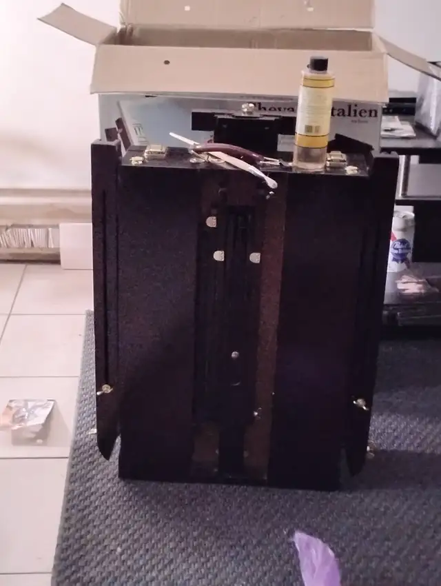 Italian art easel.. perfect shape.no painting on it.. first 60