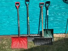 Assorted garden tools, snow shovels - Photo 2