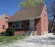 4Bed/2Bath detached house $1800 vicinity to Ambassador plaza