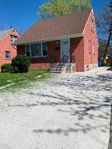 4Bed/2Bath detached house $1800 vicinity to Ambassador plaza - Photo 2