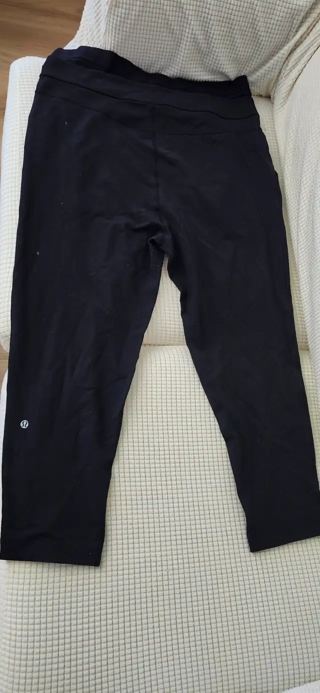 Excellent condition relaxed Leg Size 10 black Lululemon leggings