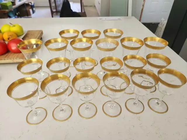 21 verres à vin vintage avec dorures