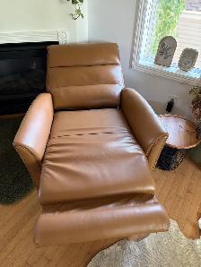 Electric caramel leather recliner - Photo 2