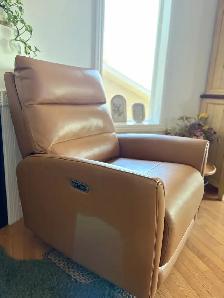 Electric caramel leather recliner - Photo 3