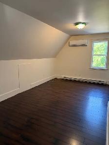 582 Charlotte apt 6 Available now - Photo 2