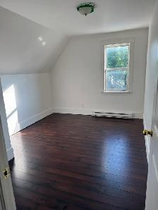 582 Charlotte apt 6 Available now - Photo 3