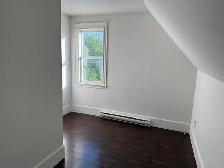 582 Charlotte apt 6 Available now - Photo 4