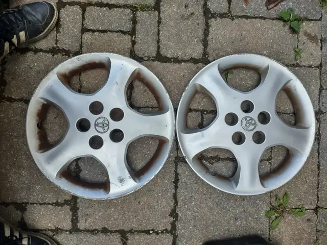2 Caps 15 Po Toyota Matrix/Corolla etc. Voir photos pour mesure