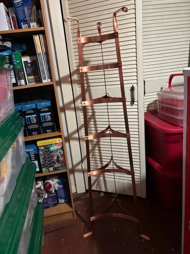 pots and pans stand