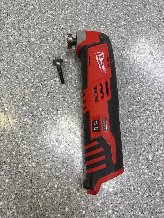 Milwaukee 2526-20 12V Oscillating Tool