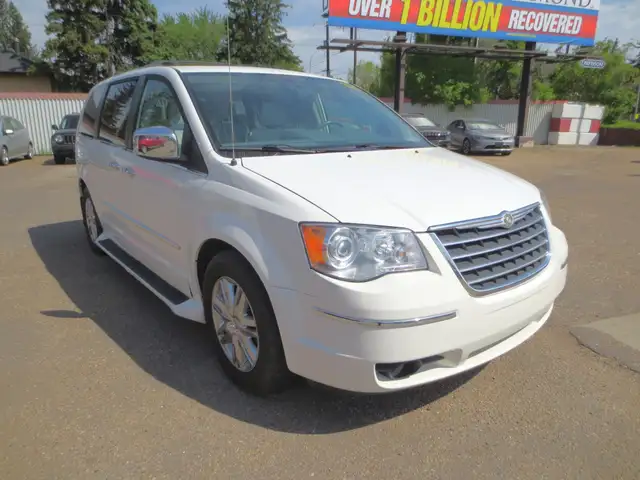 2010 Chrysler Town & Country Limited 4.0L V6 7 Pass. | Nav/R.Cam