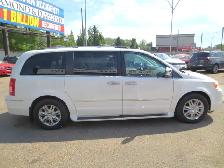 2010 Chrysler Town & Country Limited 4.0L V6 7 Pass. | Nav/R.Cam - Photo 2