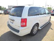 2010 Chrysler Town & Country Limited 4.0L V6 7 Pass. | Nav/R.Cam - Photo 3