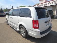 2010 Chrysler Town & Country Limited 4.0L V6 7 Pass. | Nav/R.Cam - Photo 5