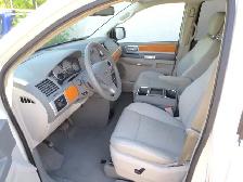 2010 Chrysler Town & Country Limited 4.0L V6 7 Pass. | Nav/R.Cam - Photo 9