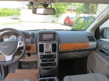 2010 Chrysler Town & Country Limited 4.0L V6 7 Pass. | Nav/R.Cam - Photo 12
