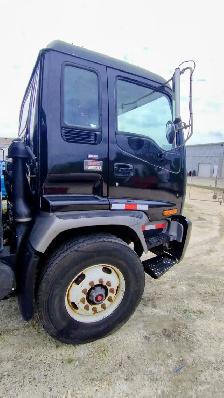 Flatbed truck - Photo 4