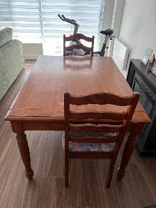 Chambre à coucher  table à manger et 2chaises