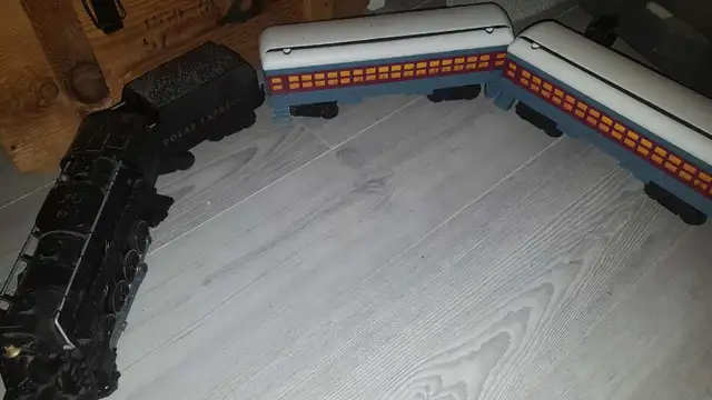 Lionel Polar Express Train Set – Battery Operated, Track & Remot