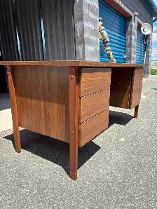 Large Desk - Photo 3