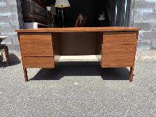 Large Desk - Photo 9
