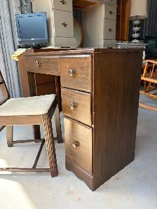 Kids Desk and Chair - Photo 2