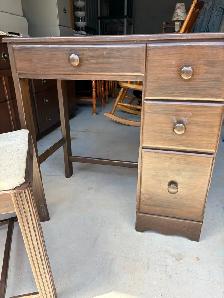 Kids Desk and Chair - Photo 5