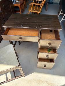 Kids Desk and Chair - Photo 6
