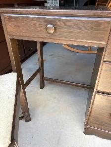 Kids Desk and Chair - Photo 7