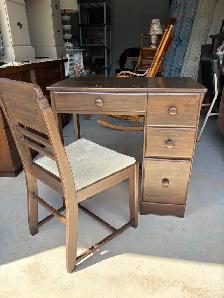 Kids Desk and Chair - Photo 9