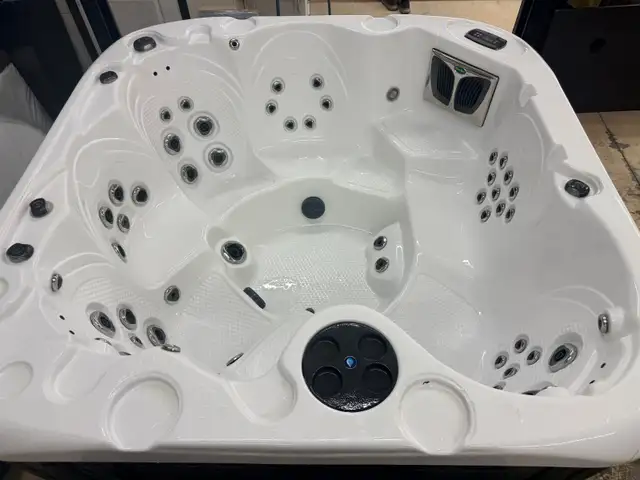 2021 6 Person Coast Spas Element Hot Tub