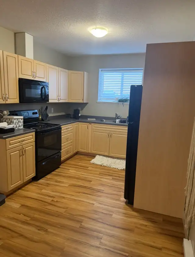 QUALITY NEWER 2 BEDROOM SUITE – PRIVATE DRIVEWAY & 6 APPLIANCES