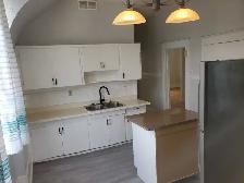 2 bdrm   den 2nd for suite. Heat & water included - Photo 4