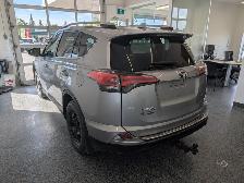 2018 Toyota RAV4 LE - Photo 4