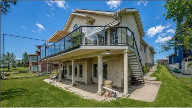 GREAT DEAL! GOLF COURSE! WALKOUT BUNGALOW