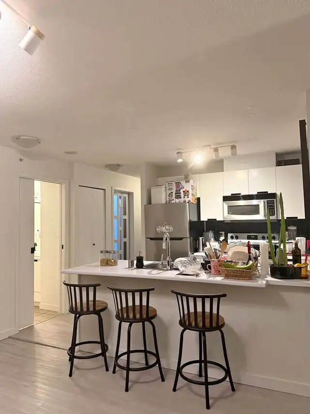$1,200-furnished room- for female- july1st-Downtown Vancouver