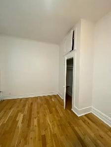 Nice bachelor unit- Downtown location- Available August 1st! - Photo 4