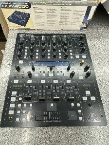 Behringer DDM4000 Pro Mixer - Photo 3