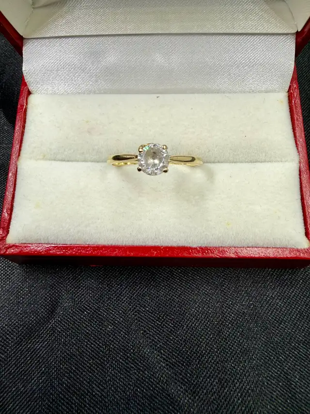 Women's 10K Gold Ring w Cubic Zirconia~Size 8 1/4