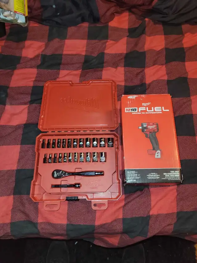 Milwaukee 1/2' compact impact wrench with metric socket set