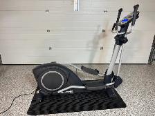 Excellent condition elliptical trainer - Photo 2