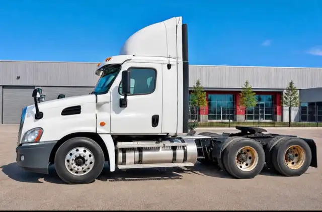 2013 Frightliner Cascadia Day cab DD 13 Manual