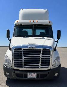2013 Frightliner Cascadia Day cab DD 13 Manual - Photo 2