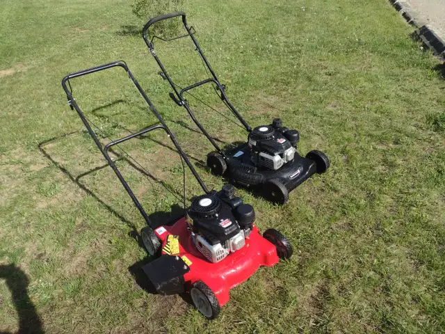 2 Tondeuse YARD MACHINES 132cc 20'' de coupe comme neuve