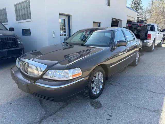 2005 Lincoln town car LIMITED safetied