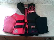 3 Adult Life Jackets - Photo 3